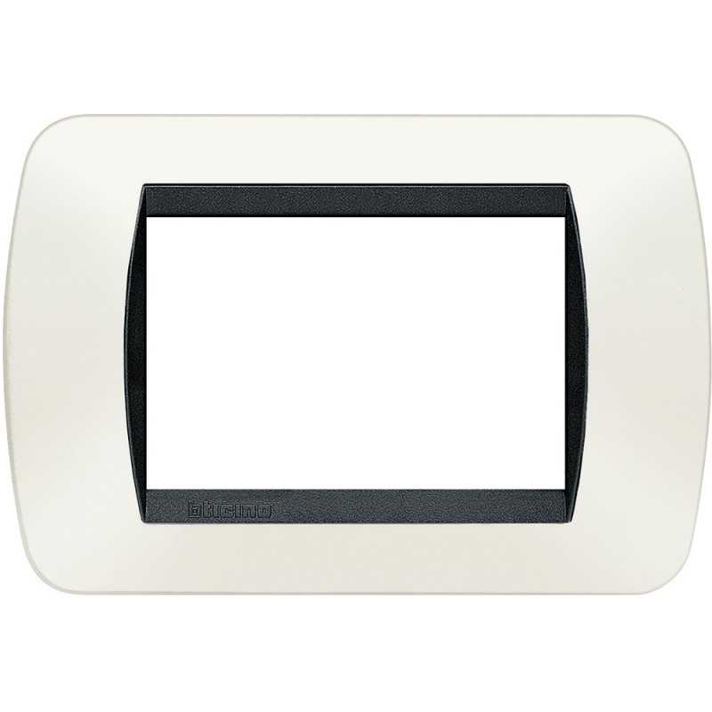 Placca 3 posti bianca in tecnopolimero Living International Bticino L4803PB