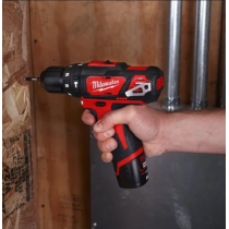 Trapano avvitatore con percussione e batteria M12 Milwaukee 4933441935