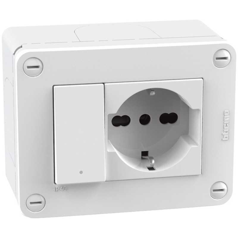 Scatola stagna 3 moduli con interruttore e presa Schuko IP40 Bianco MatixGo BTicino 28403W2