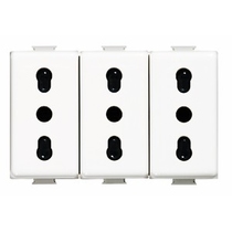 Presa 10/16A triplex Bticino Matix AM5180/3